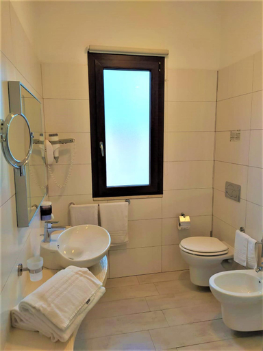 Bathroom 2, Hotel Belvir, Cagliari