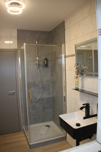Bathroom 5, Hotel am Kirschberg, Gießen
