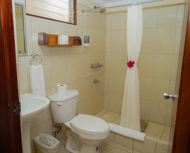 Bathroom 4, Hotel Las Espuelas, Bar & Restaurant, Liberia