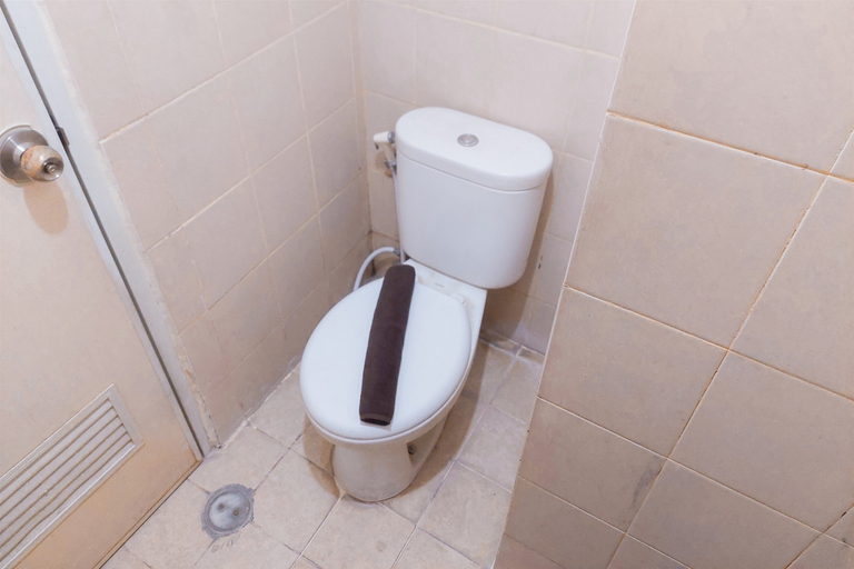 Bathroom 5, Fancy and Nice Studio Apartment at Serpong Greenview By Travelio, Tangerang Selatan