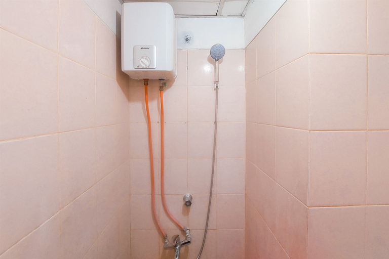 Bathroom 5, Cozy Living Studio at Serpong Greenview Apartment By Travelio, Tangerang Selatan