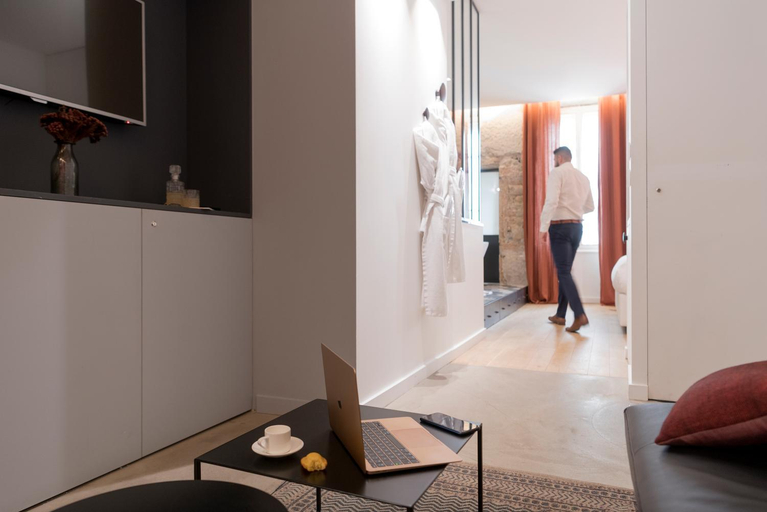 Others 5, MiHotel Charite, Rhône