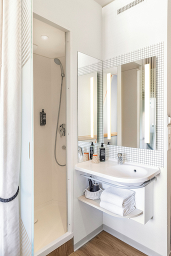 Bathroom 5, ibis budget Lugano Paradiso, Lugano
