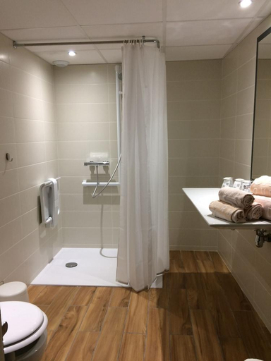 Bathroom 5, Hotel Acadia, Hautes-Pyrénées
