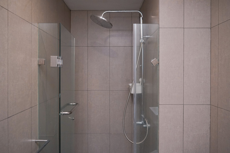 Bathroom 5, Modern Designed 2BR Yukata Suites Apartment By Travelio, Tangerang