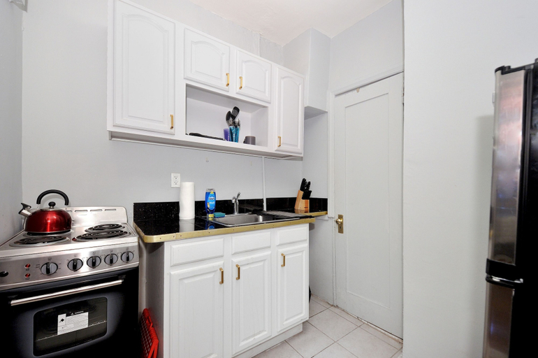 Room 5, Spacious Upper East Side Studio, New York