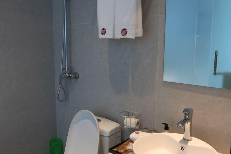 Bathroom 3, " Liuba Landscape Hotel", Hanzhong