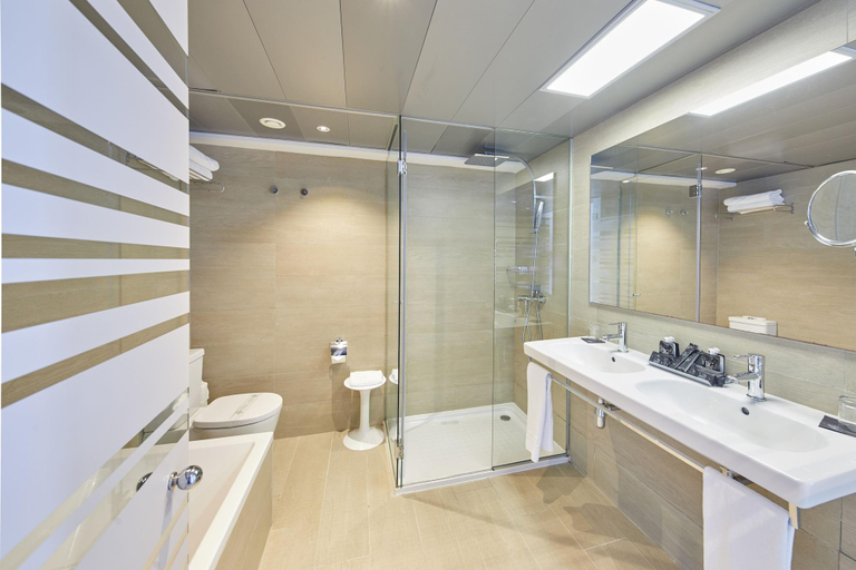 Bathroom 5, BG Tonga Tower Design Hotel & Suites, Baleares
