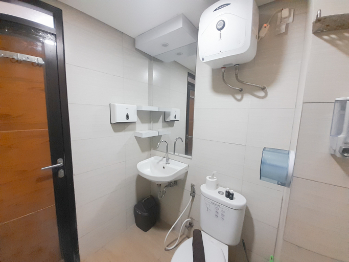 Bathroom 5, Best Deal and Comfy 2BR at Apartment Gateway Pasteur By Travelio, Bandung