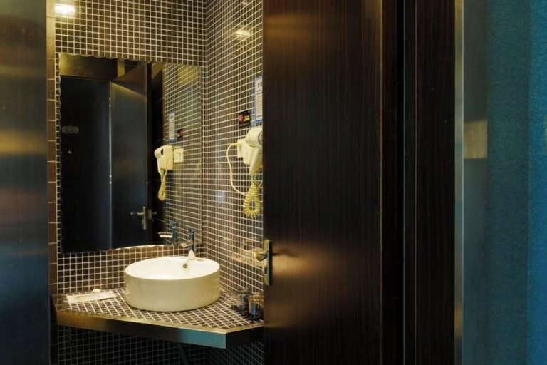 Bathroom 3, Qingya Hotel (Jiaxing Wangdian), Jiaxing