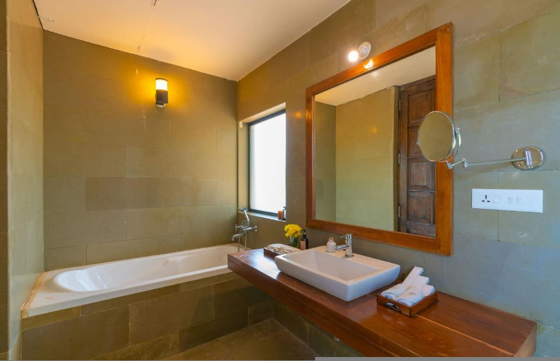 Room 5, Cliffhouse by Hireavilla -5br w Pvt Pool in Saipem, North Goa