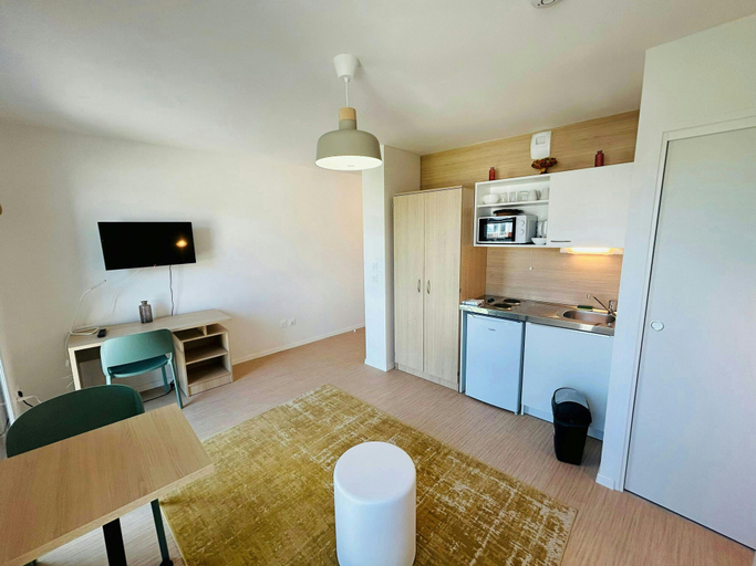 Room 4, We Live In R - Suite 402, Marne