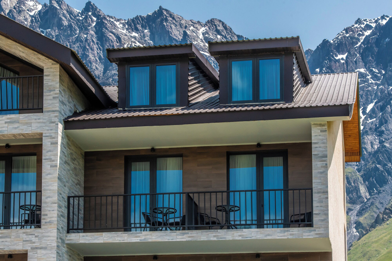 Exterior & Views