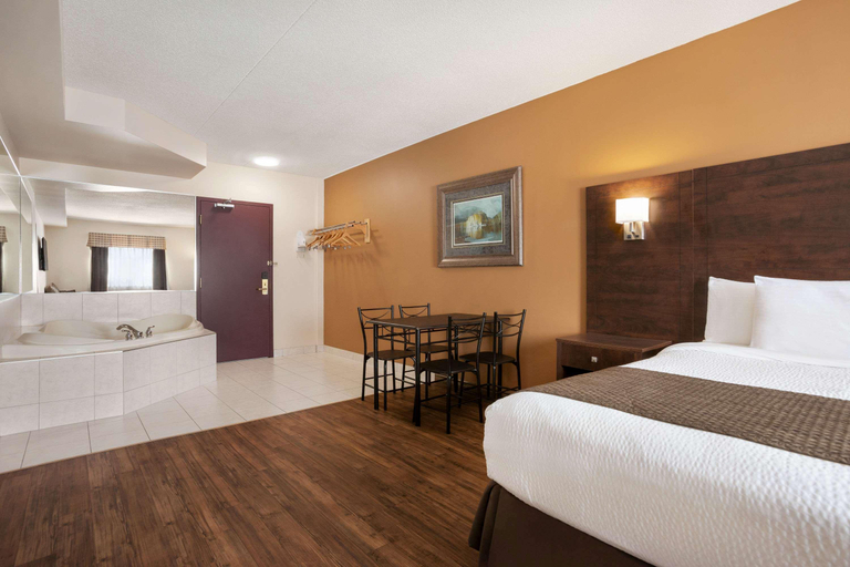 Bedroom 3, Days Inn By Wyndham Leamington, Essex