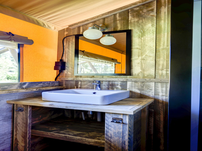 Bathroom 2, Chic Glamping Escape with Pool, Dalfsen