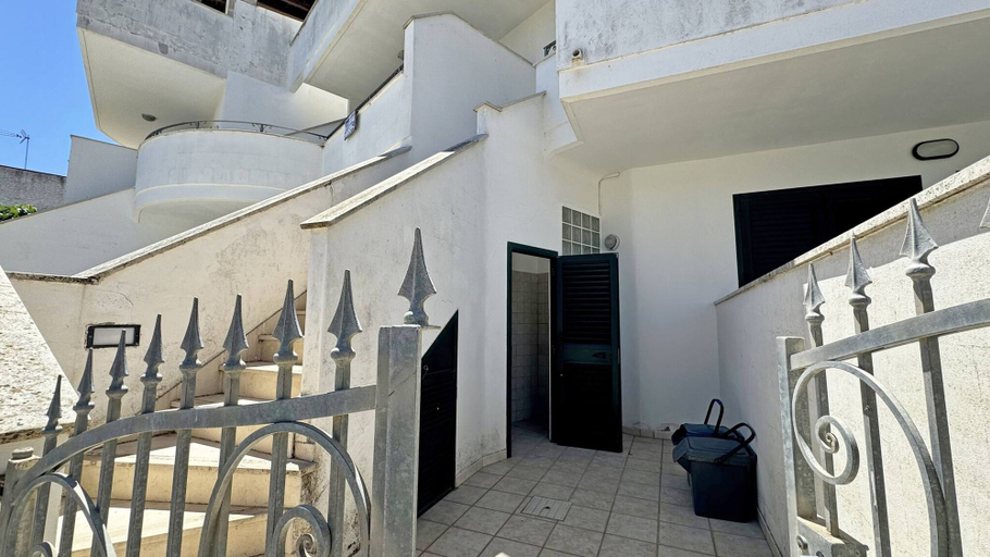Room 5, App Lungolago 3 Places Near the Beach, Lecce