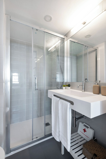 Bathroom 3, Flora3 Flora Apartments, Studio w/ Garden View, Porto