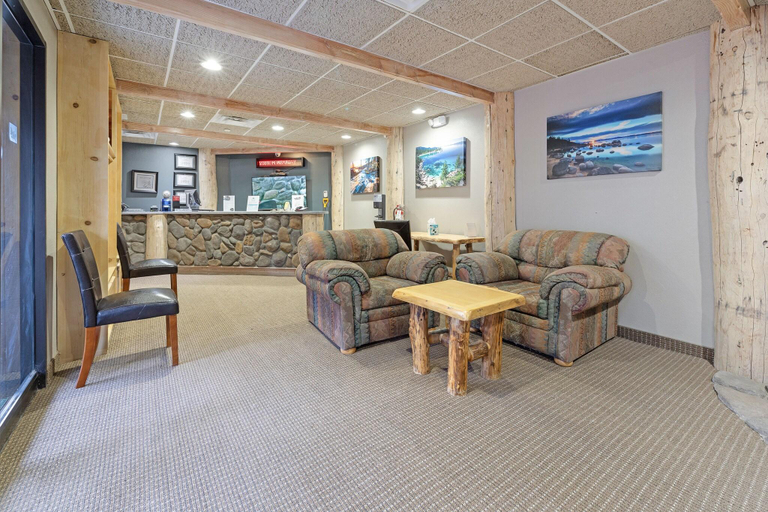 Public Area 2, The Ridge Sierra, Douglas