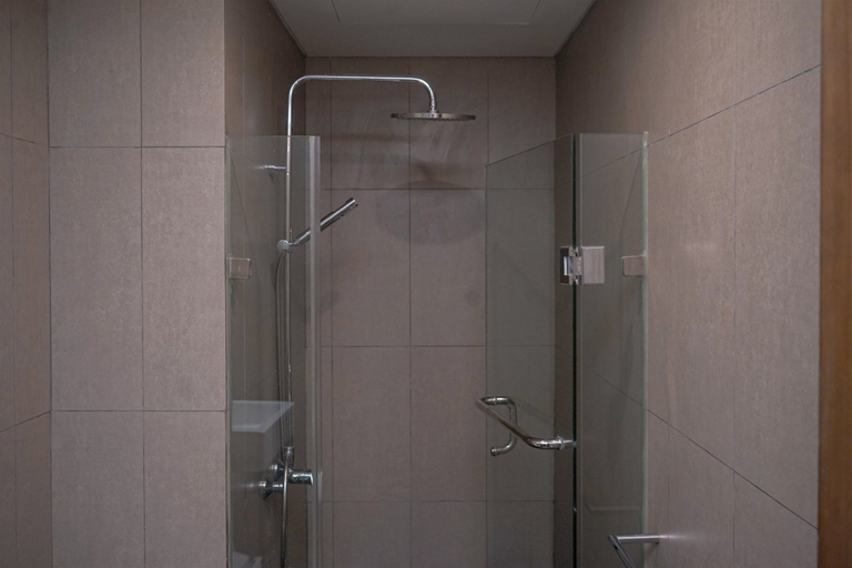 Bathroom 5, Comfy and Modern Look 2BR at Yukata Suites Apartment By Travelio, Tangerang