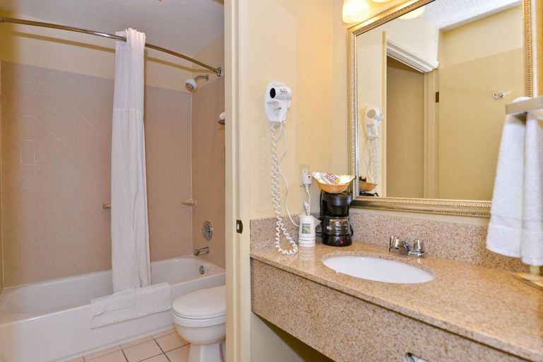 Bathroom 4, Quality Inn & Suites Vancouver - Hazel Dell, Clark