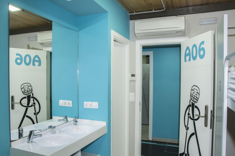 Bathroom 4, Bcn Sport Hostels, Barcelona