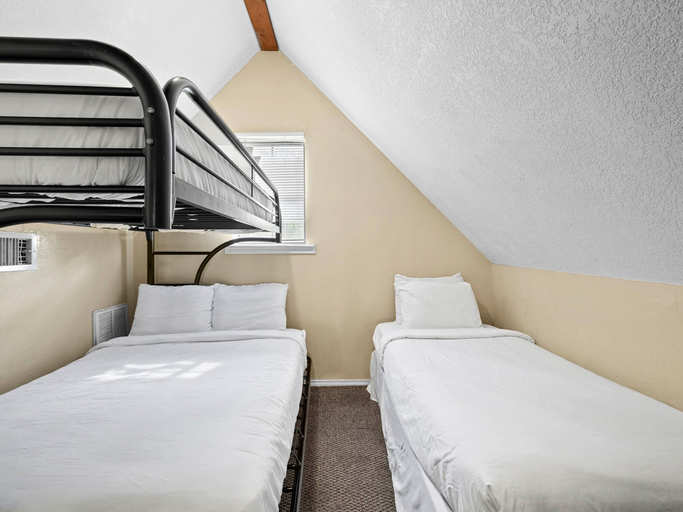 Bedroom 3, The Claire Hotel, Comal