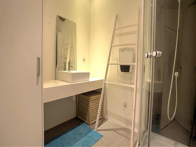Bathroom 3, Spacious Holiday Home with Private Garden, Lot
