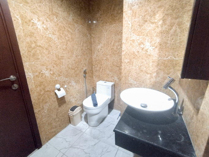 Bathroom 5, Spacious Studio Room at Grand Sungkono Lagoon Apartment By Travelio, Surabaya