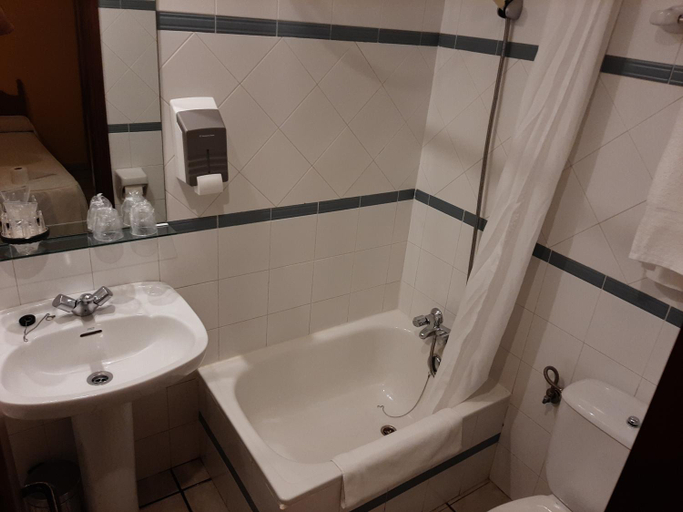 Bathroom 5, El Refugio Hosteria, León