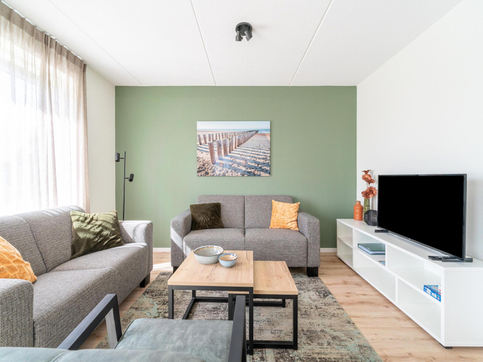 Others 4, Your Coastal Retreat with Pool, Tholen