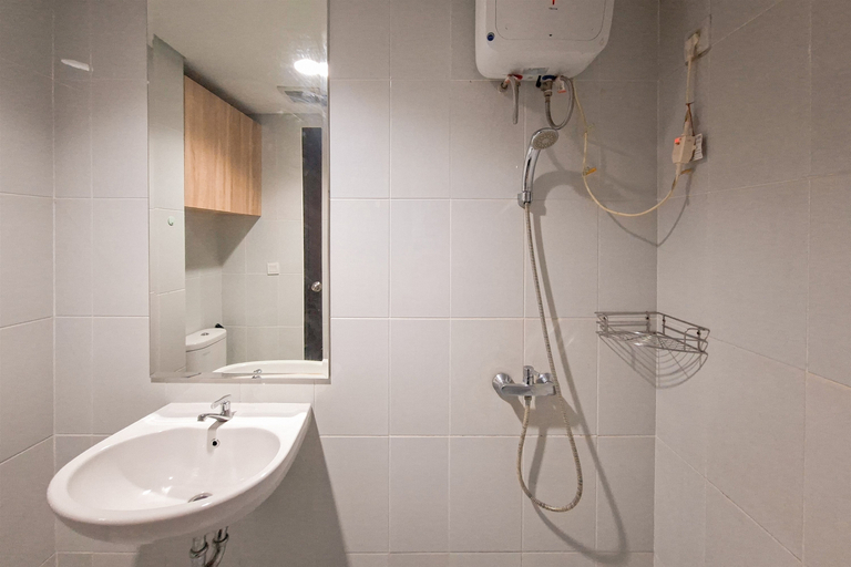 Bathroom 5, Neat Studio Apartment near ICE BSD at Casa de Parco By Travelio, Tangerang