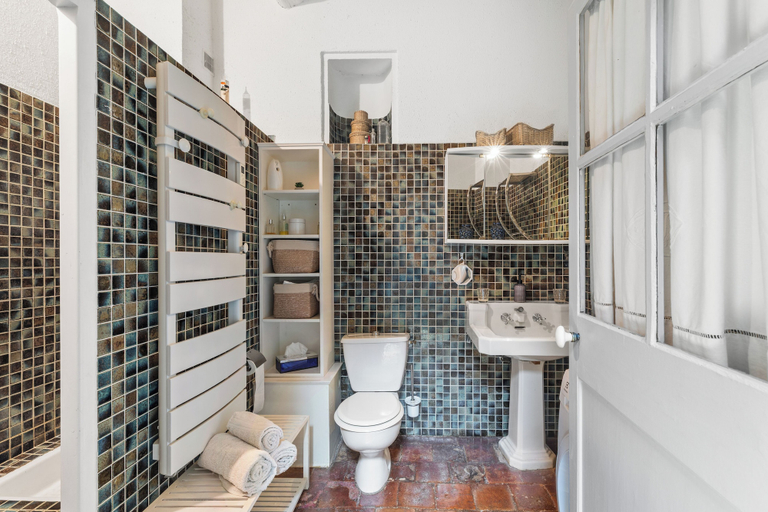 Bathroom 5, L'Orangerie, Hérault