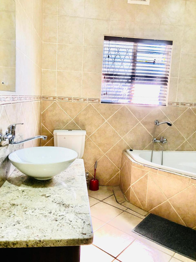 Bathroom 3, Chapman Guesthouse, Umgungundlovu