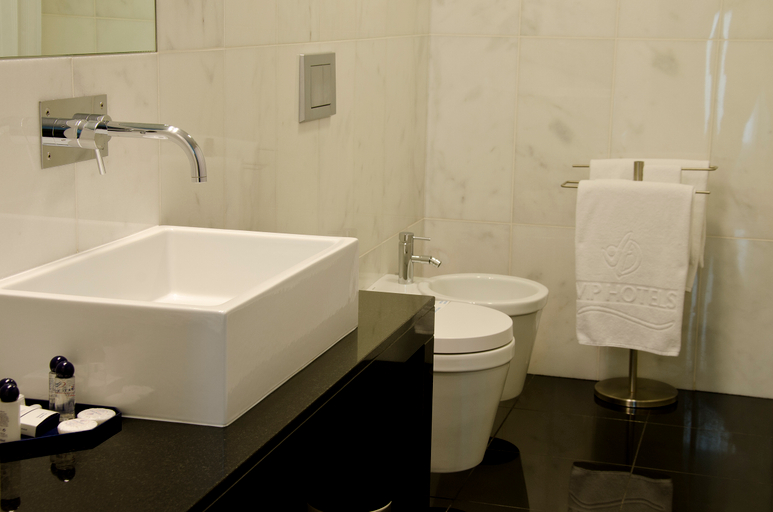 Bathroom 4, VIP Executive Saldanha Hotel, Lisbon