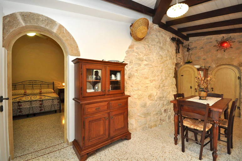 Room 5, Trullo Beneficati in Taviano, Lecce