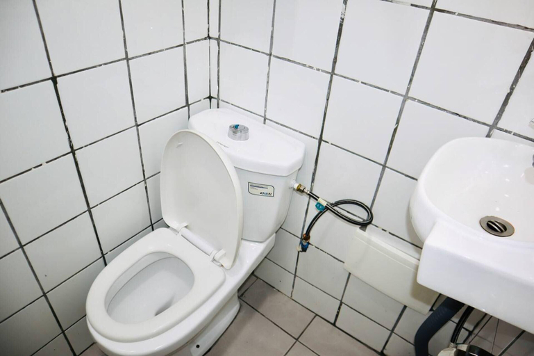Bathroom 3, 1 Bed Studio Sleeps 2 - Canal Views, Balcony, Wifi, Wouri