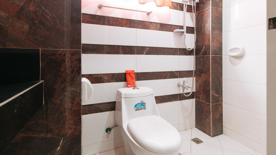 Bathroom 4, RedDoorz Plus @ Cosmo Hotel & Studio Suites Kamuning, Quezon City