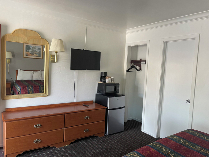 Bedroom 3, Lark Motel, Mendocino