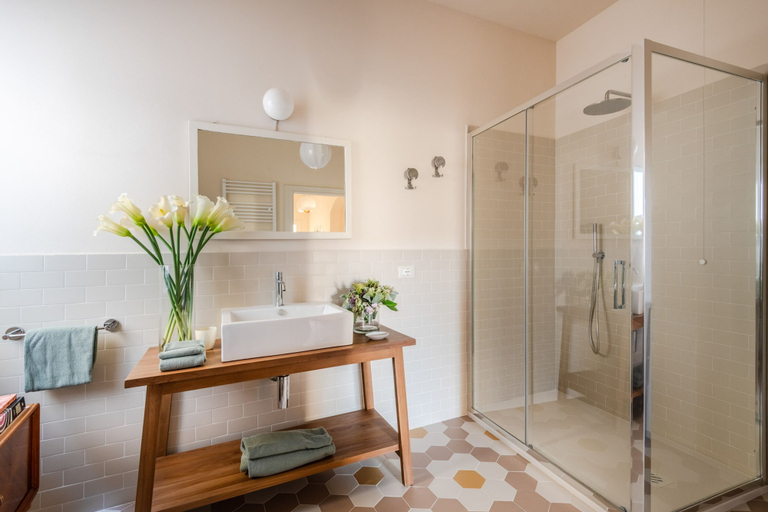 Room 4, Casa Dante in Lucca With 3 Bedrooms and 2 Bathrooms, Lucca