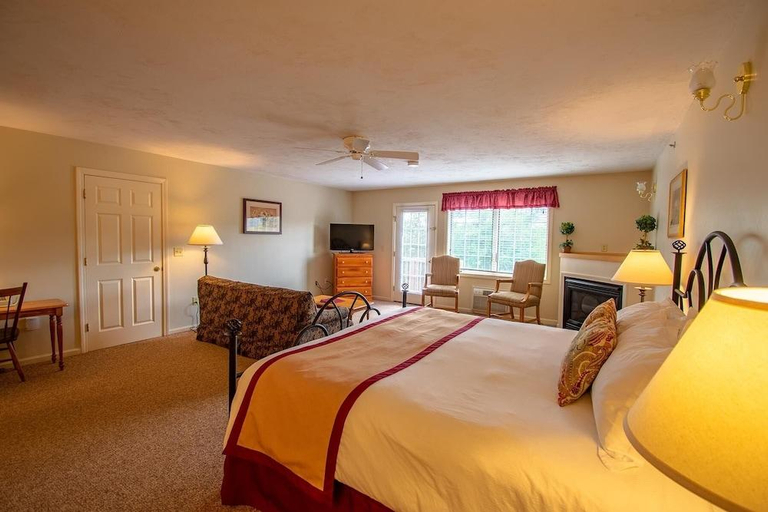 Bedroom 4, Eastern Slope Inn Resort, Carroll