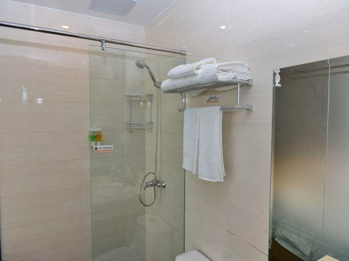 Bathroom, Super 8 Beijing Chaoyang Park Dongfeng South Road Hotel, Beijing