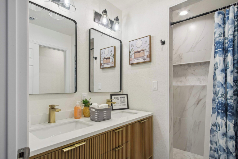 Bathroom 3, Your Amazing 3br/2ba Downtown Delight!, Bexar