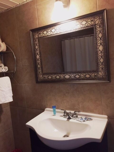 Bathroom 4, The Atlantic Hotel, Horry