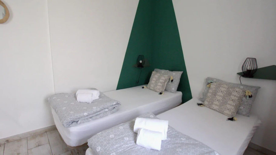 Bathroom 4, AKTION Peniche Hostel & Apartments, Peniche