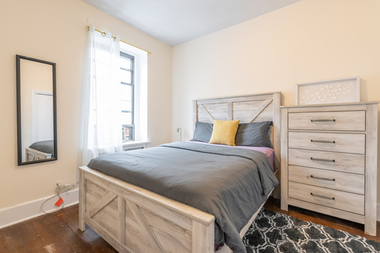 Room 2, 5 Bedroom 2 Bath Full Floor Midtown, New York