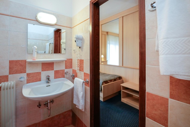 Bathroom 3, Hotel Mary, Trento