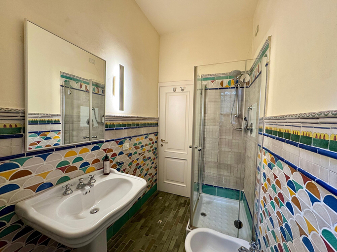 Bathroom 5, Villa Castiglione, Florence