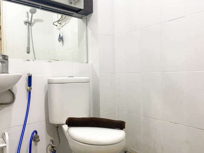 Bathroom 5, Warm and Cozy Stay 1BR Pakubuwono Terrace Apartment By Travelio, Jakarta Selatan