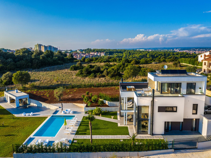 Exterior & Views 1, Villa in Pula with Pool near Roman Ruins, Pula