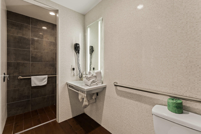 Bathroom 4, Quality Inn Philadelphia Center City, Philadelphia